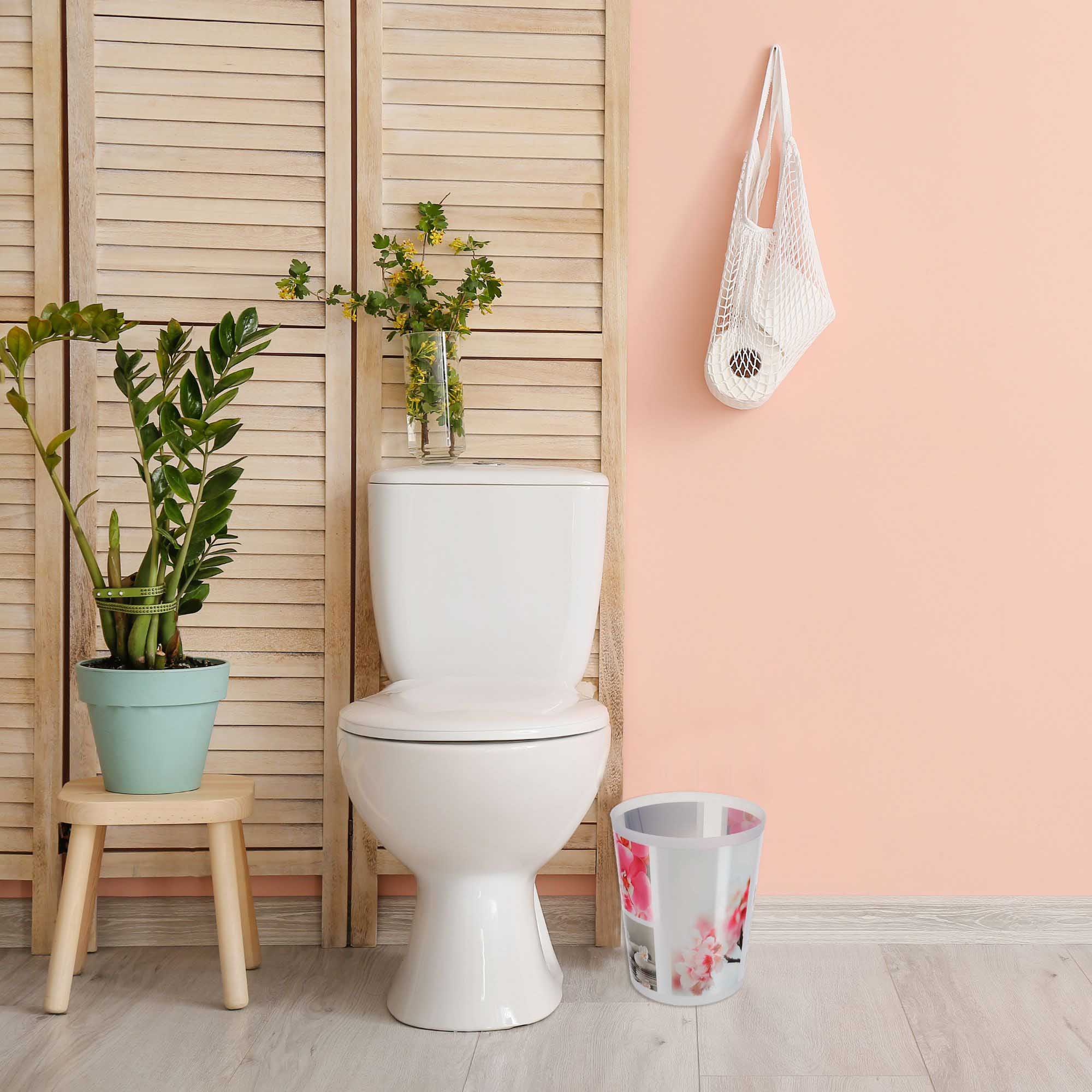 Orchid waste basket next to toilet with wood accent decor