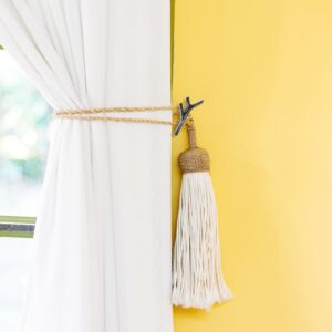 par de ganchos metálicos para sujetar cortinas en negro y plata con diseño natural