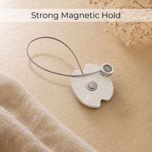 Mécanisme: Back of the water lily tieback showing the strong central magnet and magnetic cable end