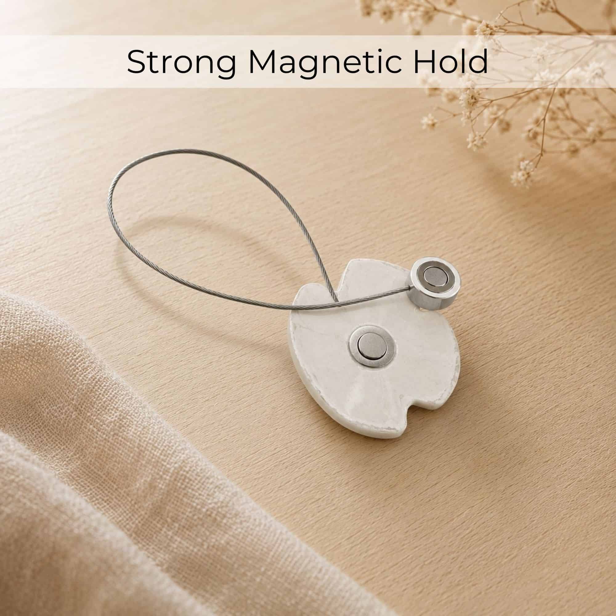 Mécanisme: Back of the water lily tieback showing the strong central magnet and magnetic cable end