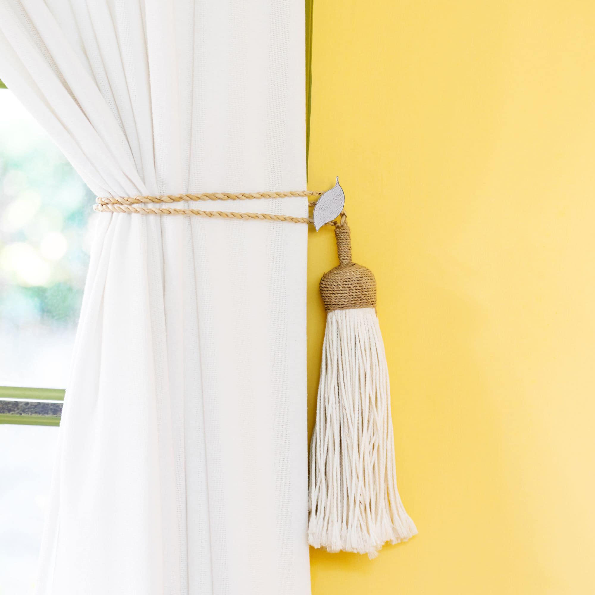 par de ganchos metálicos para sujetar cortinas en blanco y dorado con diseño natural