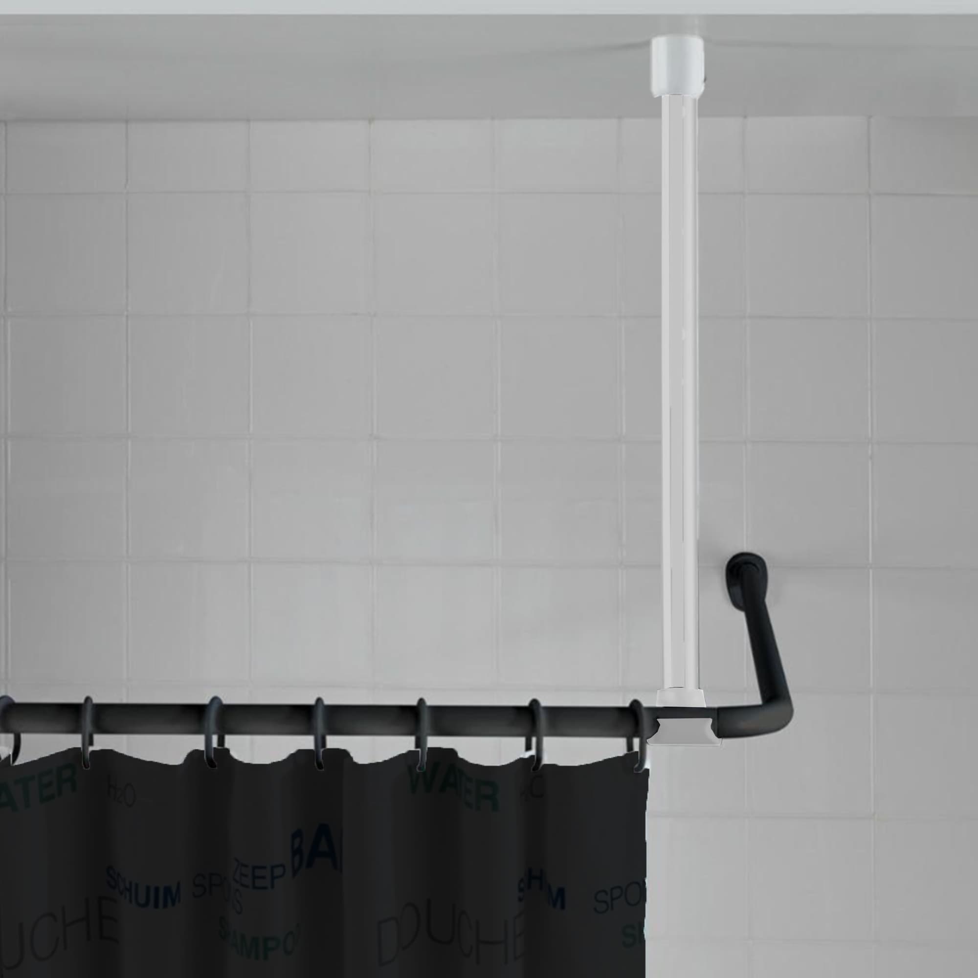 Soporte de techo blanco instalado, sosteniendo una cortina de ducha negra con texto estampado contra una pared de azulejos blancos