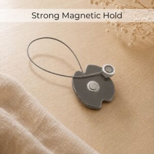 Mécanisme: Back of the water lily tieback showing the strong central magnet and magnetic cable end