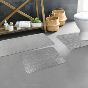 Light gray pebble bathroom mat set styled in modern bathroom décor