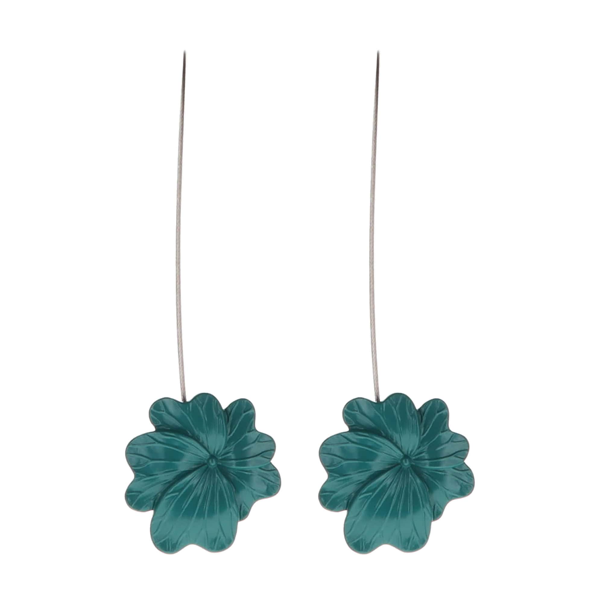 01 (set-of-2 packshot): Set of two dark green metal flower curtain tiebacks with thin silver cable loops, shown against a plain background to highlight the glossy sculpted petal detail.