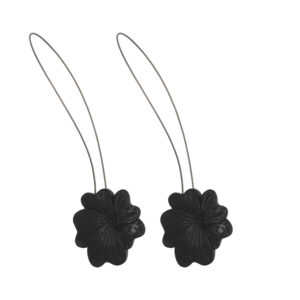 01 (set-of-2 packshot): Set of two matte black metal flower curtain tiebacks with thin silver cable loops, shown against a plain background to highlight the sculpted petal detail.